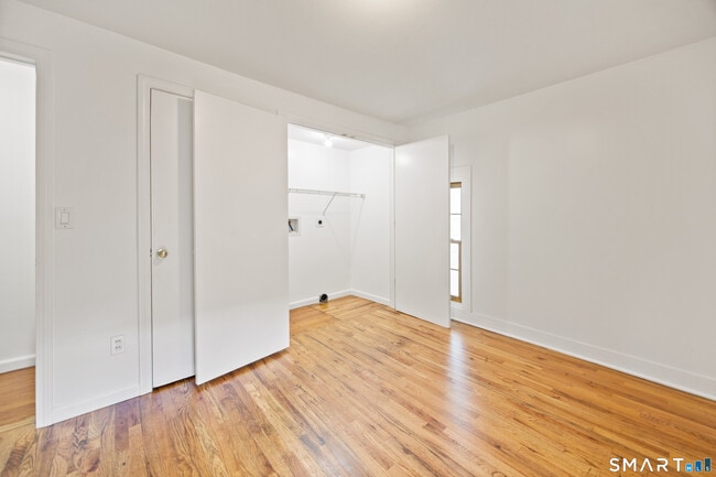 Building Photo - 226 Meadow St