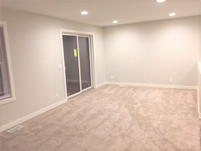 Building Photo - Spacious 2 Bed/2 Bath Condo in Prime Location