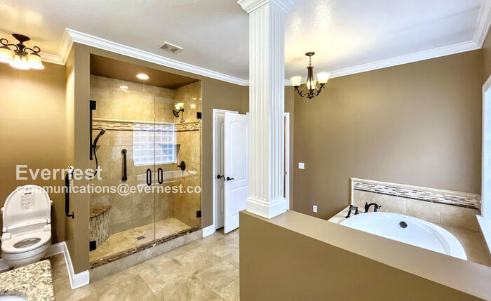 Building Photo - 607 Castle Dr