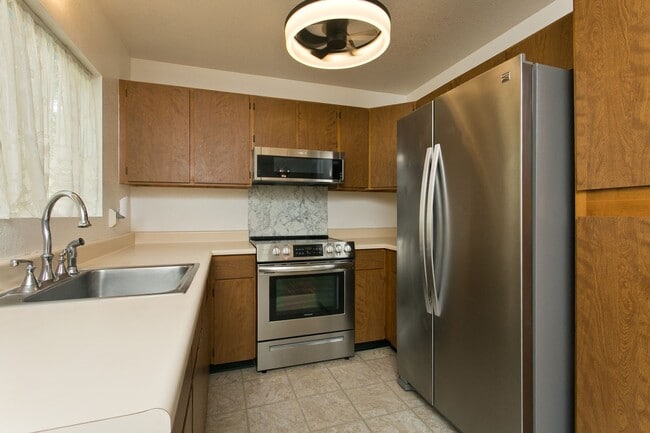 Building Photo - BEAUTIFUL 2 BD 1 BA 2 CAR TOWNHOME IN MILI...