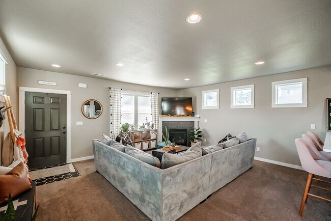 Building Photo - Beautiful 3 Bedroom on Large Corner Lot!