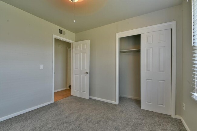 Building Photo - 2105 Carpenter Dr