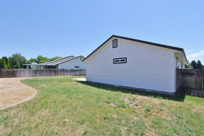 Building Photo - Immaculate Single-Level Home in Quiet Neighborhood