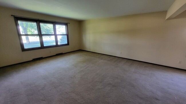 Large living room - 2920 Nassau Dr