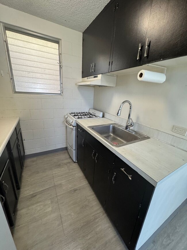 Building Photo - 2 Bed 1 Bath with 1 reserved parking in Moiliili