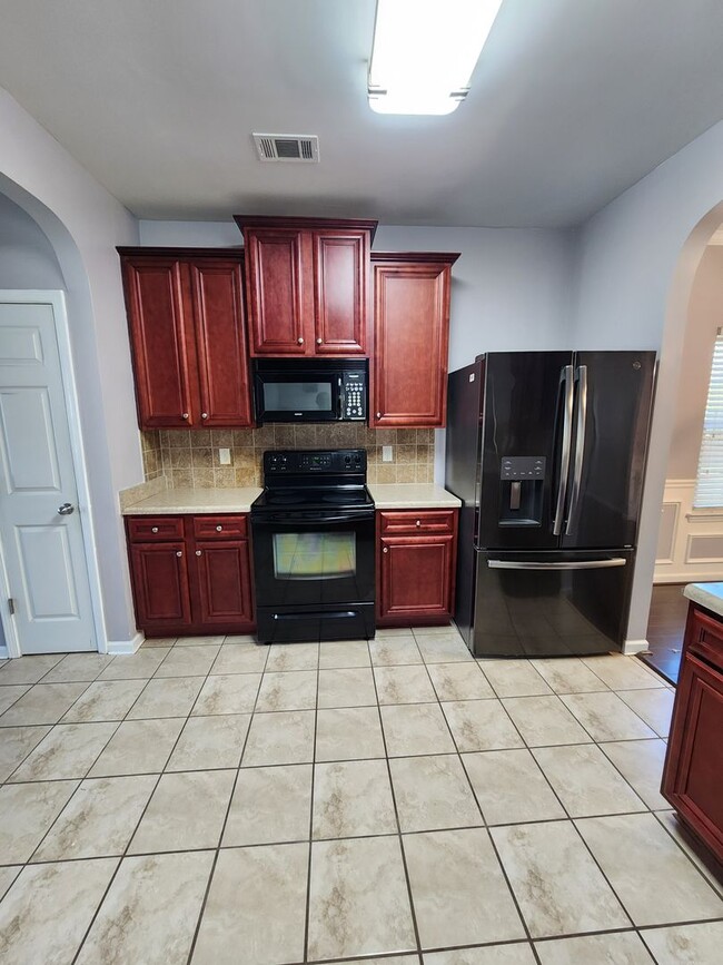 Building Photo - BEAUTIFUL 5 BEDROOM 3 BATHROOM HOUSE FOR RENT