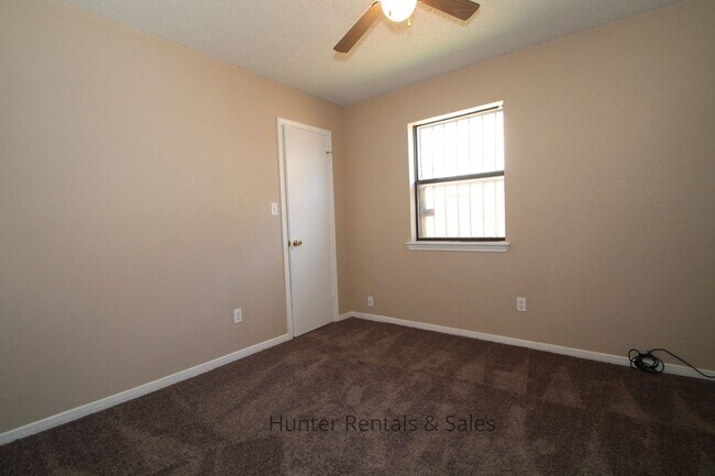 Building Photo - Delightful Duplex!