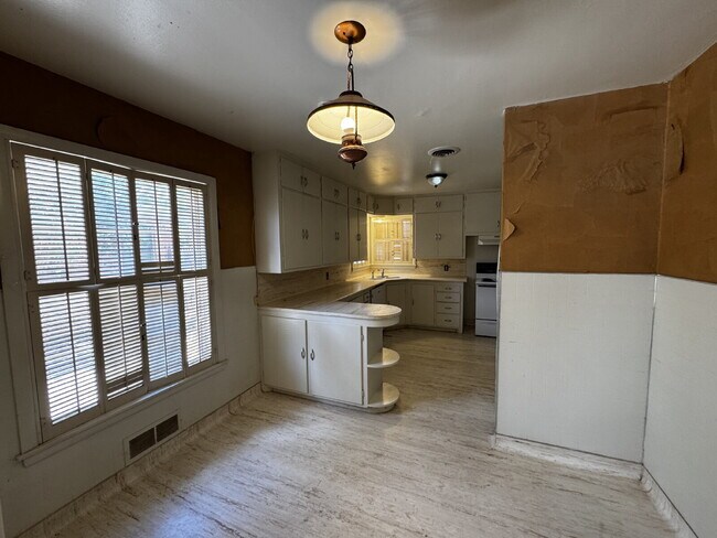Building Photo - Stunning 3 Bedroom Home Located in the Medical District