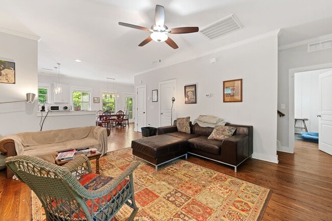 Building Photo - Delightful 3 bed, 2.5 Bath in the Heart of...