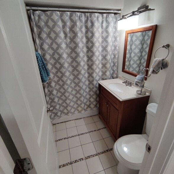 Building Photo - 619 S Loomis St