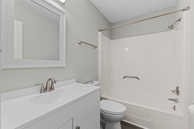 Building Photo - Newly Updated 2 Bedroom, 2 Bath Duplex nea...