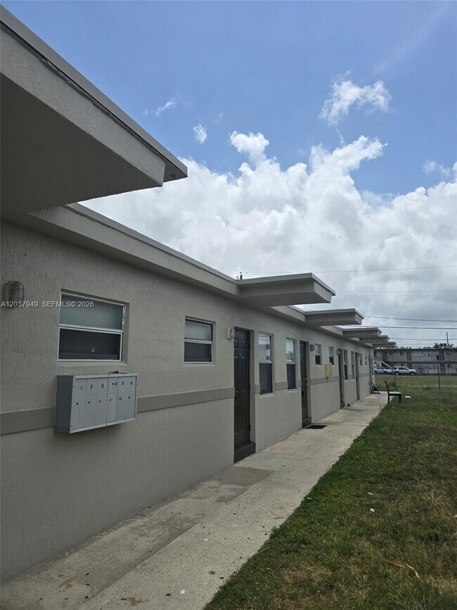 Building Photo - 320 SW 11th Ave