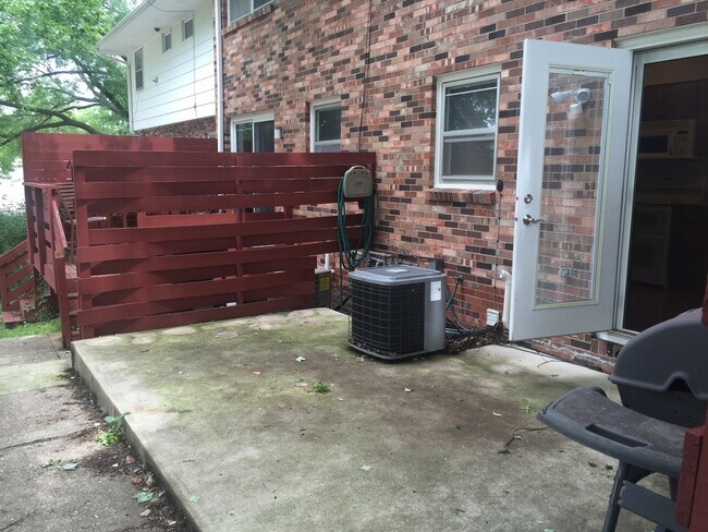 Building Photo - Gorgeous 2 Bedroom, 1.25 Bath Townhouse near UIHC