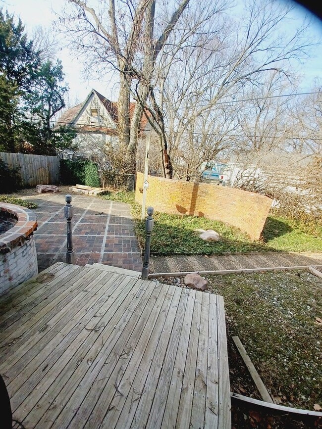 Building Photo - Don't miss out on this great Duplex!