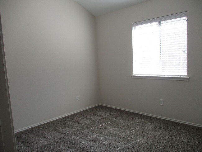 Building Photo - Newly renovated 4/2/2 in Windmill Farms $1950