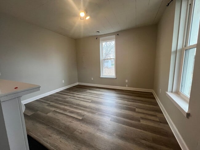 Building Photo - 2 Bedroom 1 Bath