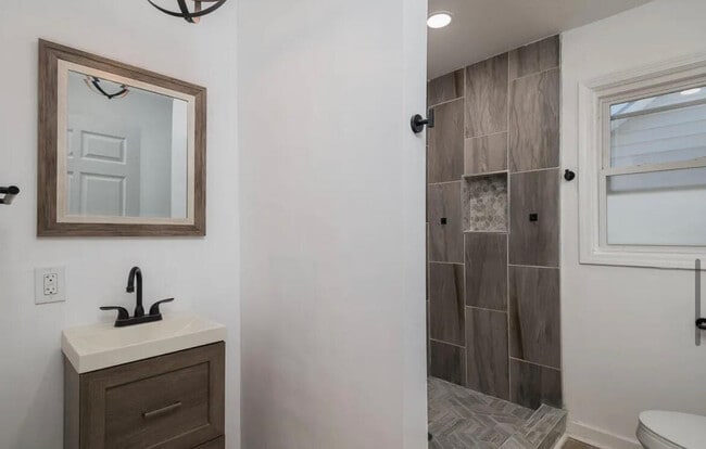 Building Photo - 667 Longview Dr