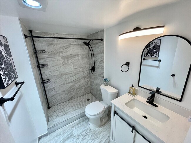 Building Photo - 400 N Riverside Dr