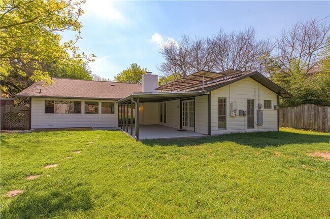 Building Photo - 6810 Willamette Dr