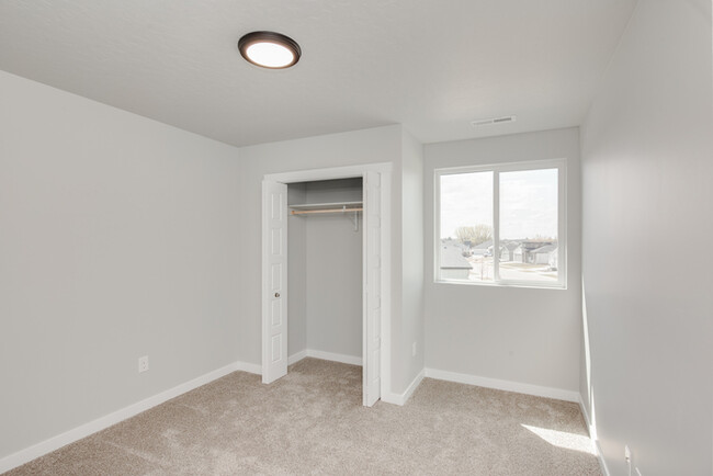 Building Photo - Brand New Townhome!