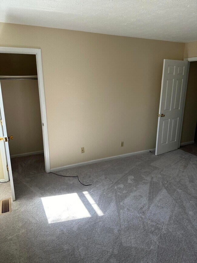 Building Photo - 165 Landings Dr
