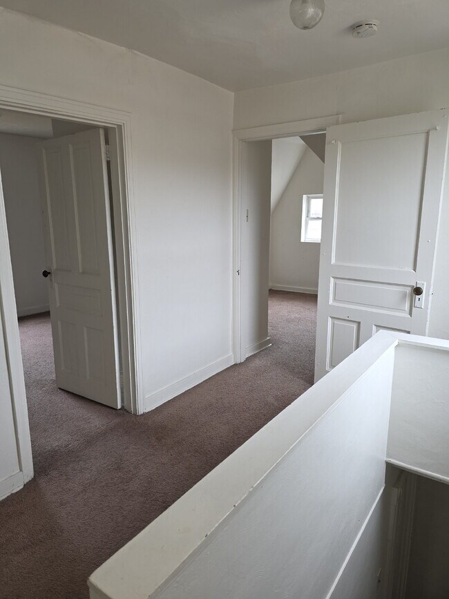 Building Photo - Large 4 Bedroom 2 Bath in Mt. Washington