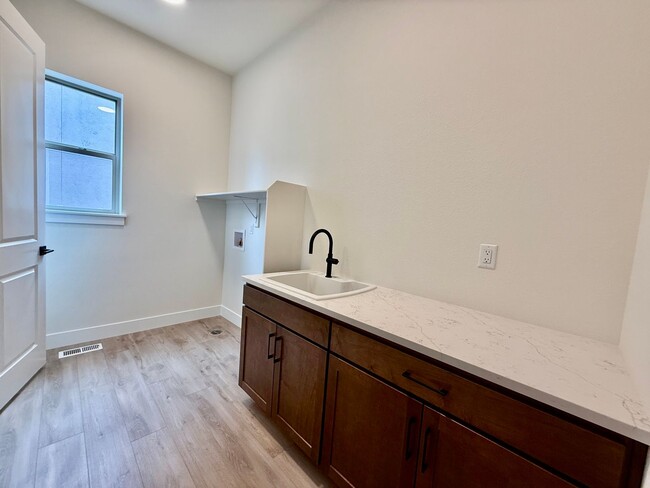 Building Photo - Luxury Living in Kissing Camels – 4 Bed | ...