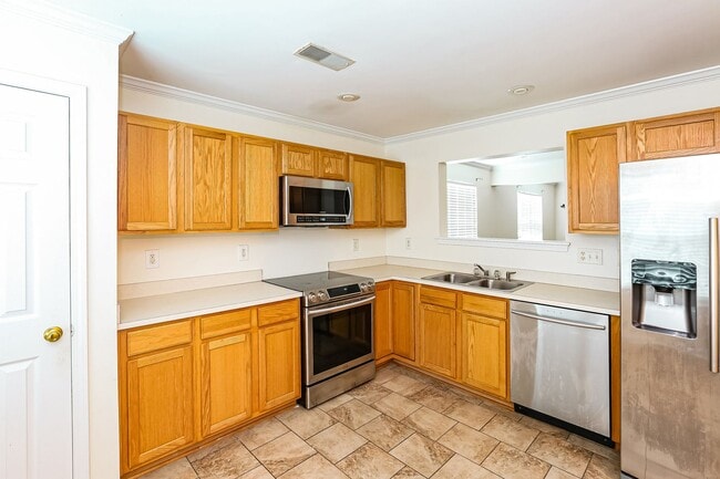 Building Photo - Beautiful Townhome Available for Rent