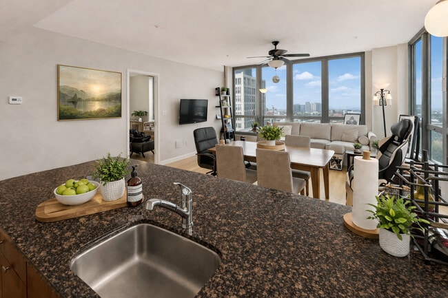 Building Photo - 565 W Quincy St