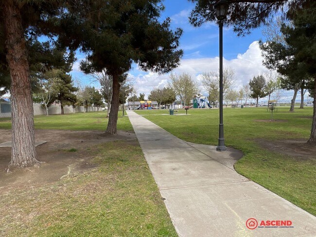 Building Photo - Beautiful 3 Bedroom in NW Bakersfield Centrally Located