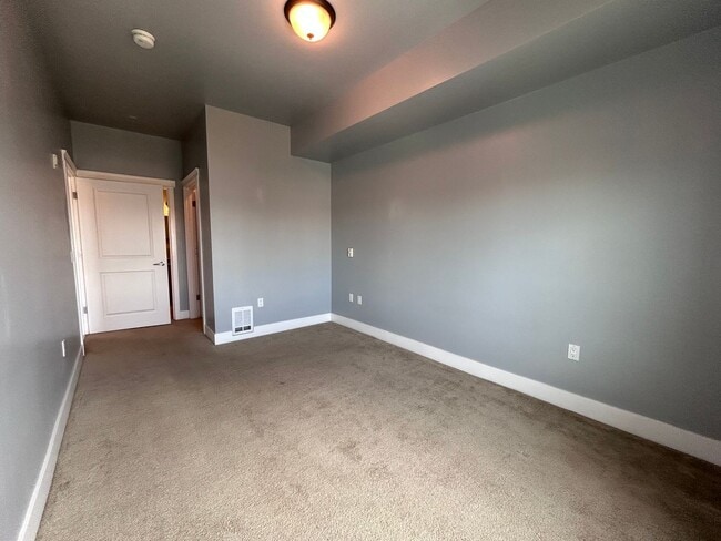 Building Photo - 1 Bed, 1 Bath Condo with Bellingham Bay View and parking garage