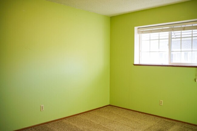 Building Photo - Close in NE-2 Bedroom, 1.5 Bath Ready Now!