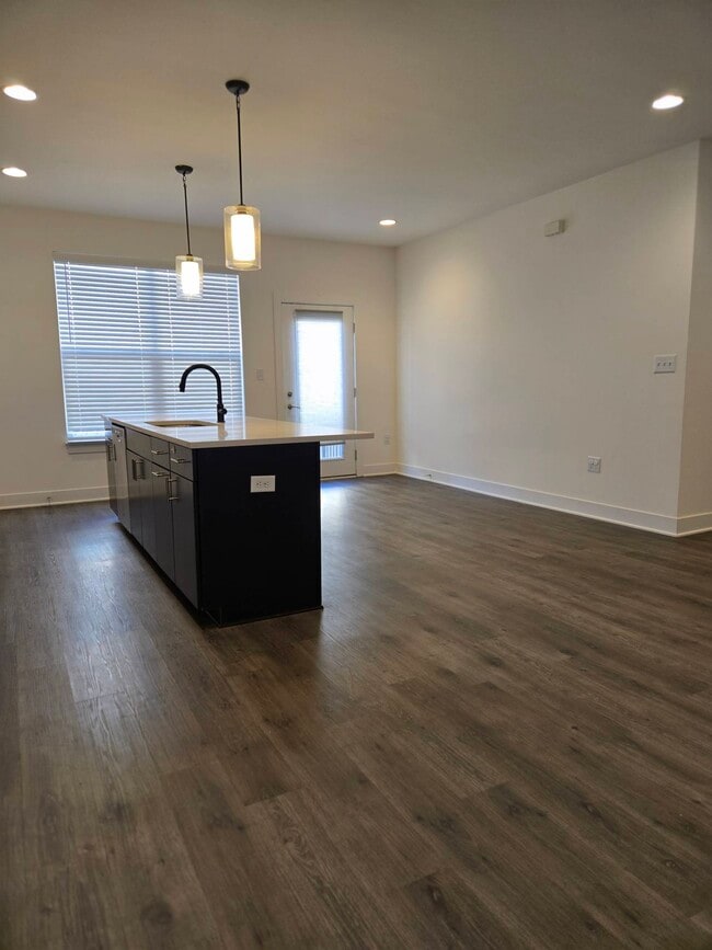 Building Photo - 1876 McQuat Pl