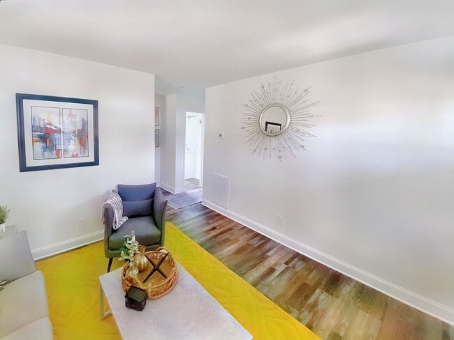 Building Photo - "Experience Urban Living at its Finest at The Flats at 2200!/"¡Experimenta la Vida Urbana en su M...