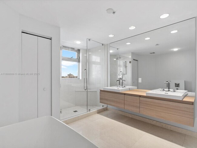 Building Photo - 17301 Biscayne Blvd