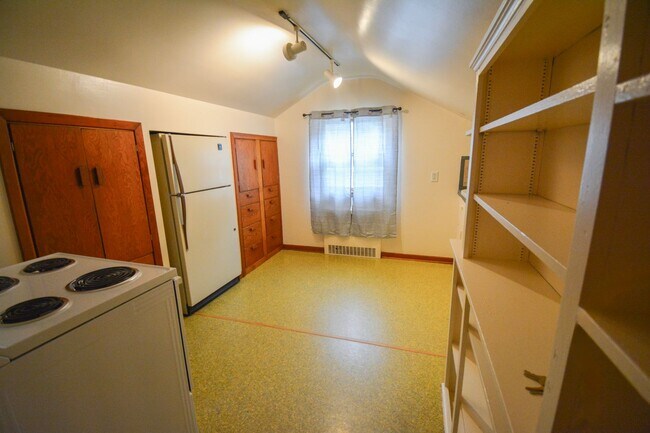 Building Photo - 420 8th Ave SE