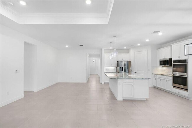 Building Photo - 4914 SW Montclair Dr
