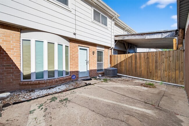 Building Photo - 8462 Leawood Blvd