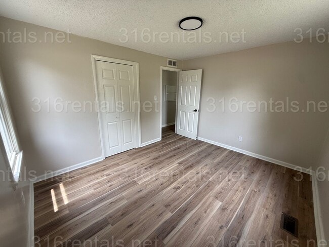 Building Photo - $1350 - 3 bedroom / 1 bathroom - Newly Rem...