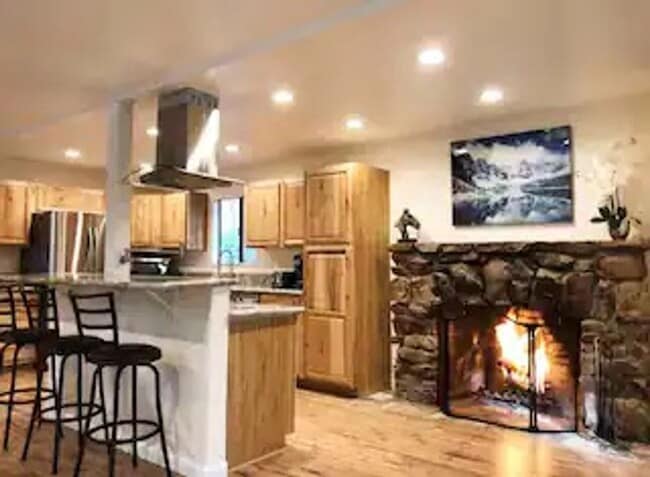 Building Photo - Great Contemporary Lake View Home above Bu...