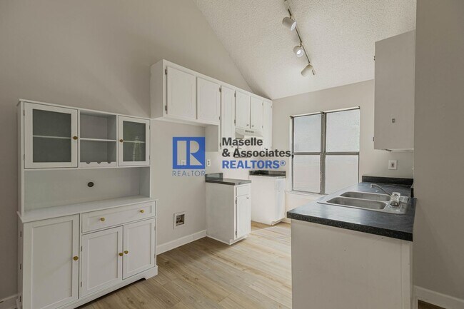 Building Photo - 3 Bed/2 Bath Home in Pearl