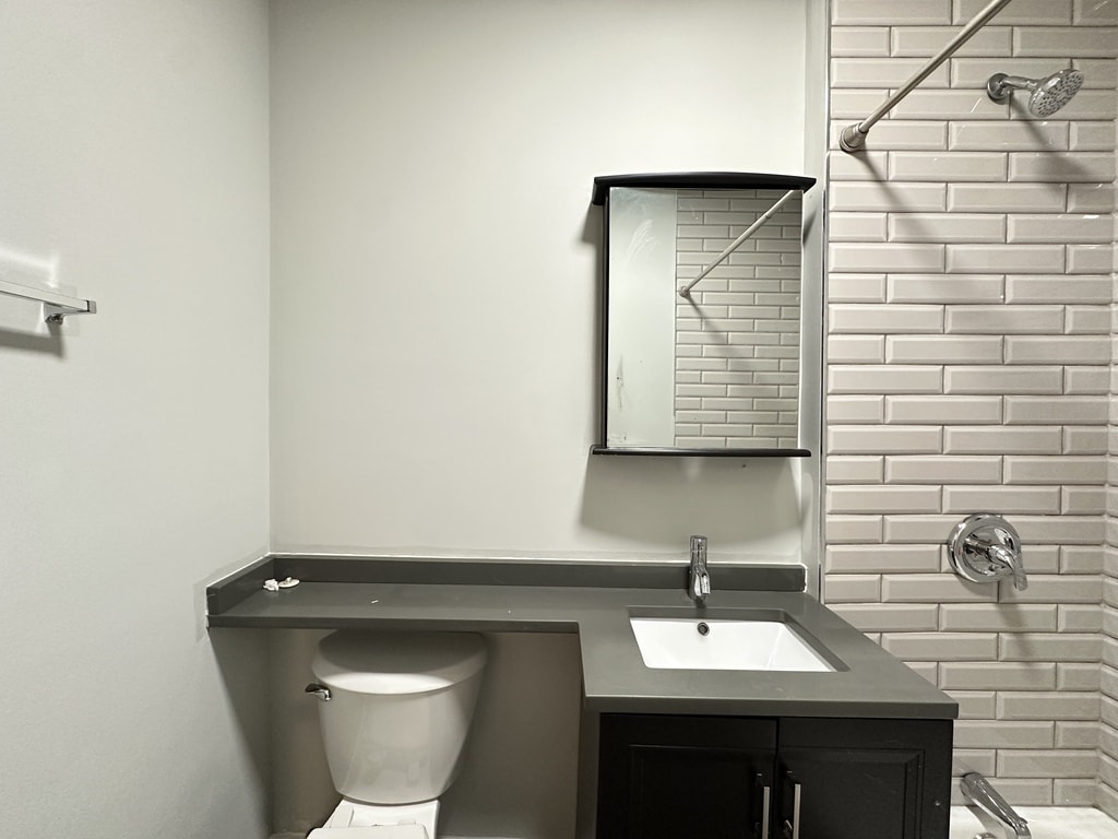 Building Photo - 4410 N Wolcott Ave