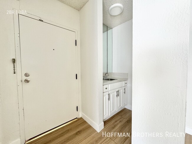 Building Photo - 1000 N Doheny Dr West Hollywood, CA 90069
