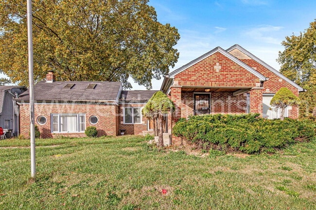 Building Photo - 328 N Post Rd