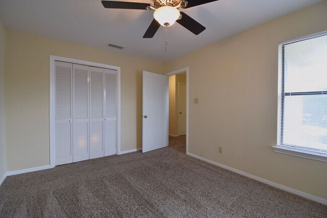 Building Photo - Hart Ln 6489