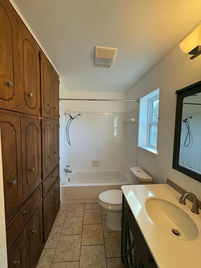 Building Photo - Spacious 3 Bdrm 2 Bath with Extra Living Space