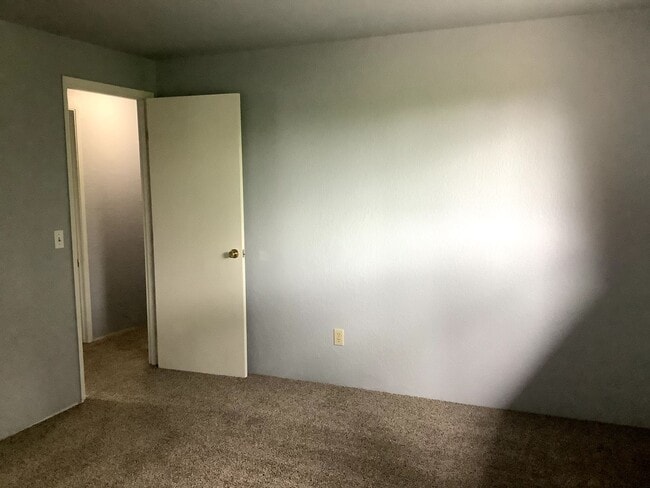 Building Photo - 2-Bedroom 1 1/2 bathroom townhouse in Springfield