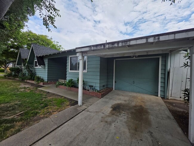 Building Photo - Bowen/Phelps Duplex