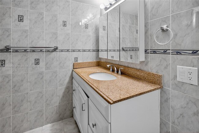 Building Photo - 10000 NW 80th Ct