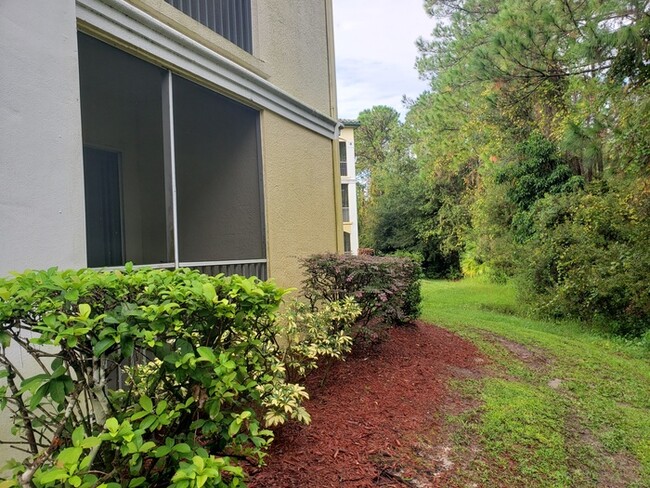 Building Photo - Great 2 Bed 1 Bath Ground floor condo in L...